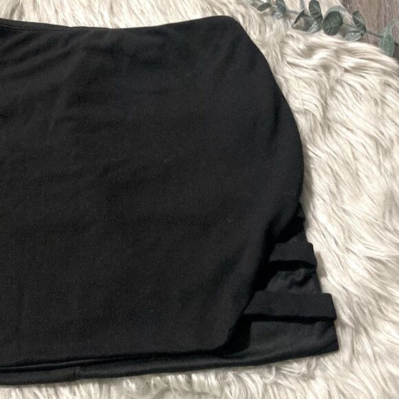 Forever 21 Black Mini Skirt - Picture 2 of 4